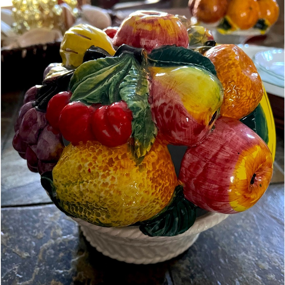 Italian ceramic fruit bowl in great condition.